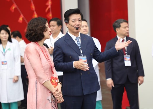 Ông Vũ Mạnh Cường, Giám đốc Trung tâm Truyền thông-Giáo dục sức khỏe Trung ương thuyết trình cùng Thứ trưởng Bộ Y tế Nguyễn Thị Liên Hương và khách tham quan